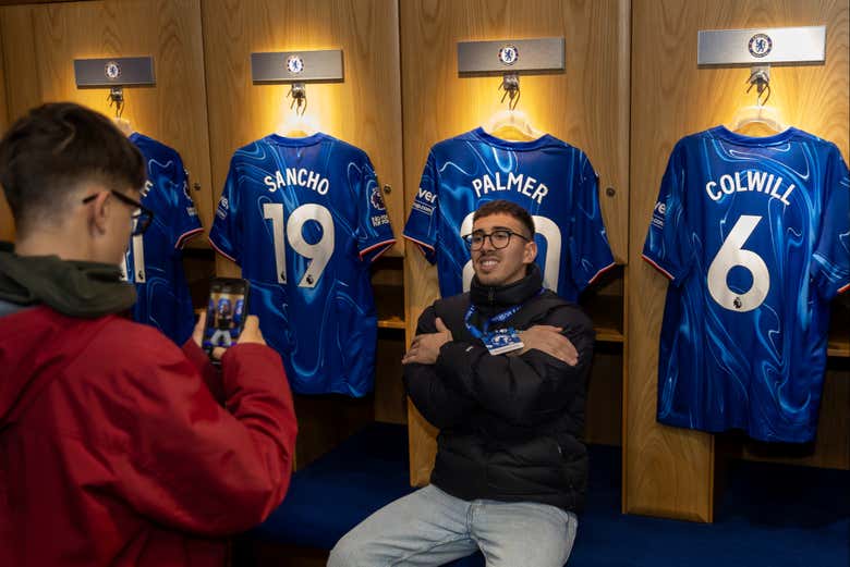 Posando con las camisetas del equipo