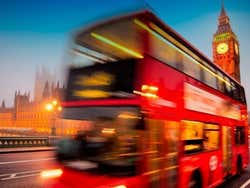 Autobús recorriendo Londres al anochecer