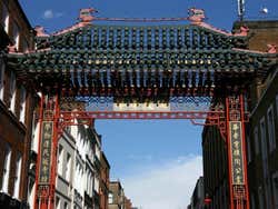 Portal de entrada en Chinatown, el barrio chino de Londres