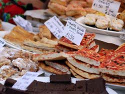 Puesto de comida en el mercado de Portobello en Londres