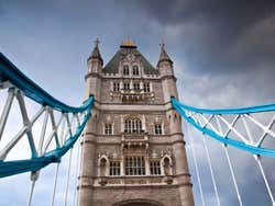 Imagen de Tower Bridge en un día nublado