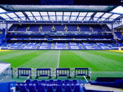Césped del estadio Stamford Bridge en Londres