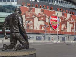 Estatua de Thierry Henry junto al Emirates Stadium de Londres