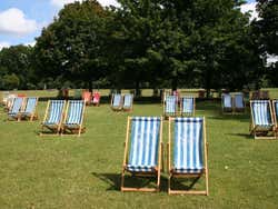 Sillas dispuestas en el césped de Hyde Park en un día soleado