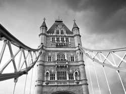 Imagen en blanco y negro de Tower Bridge
