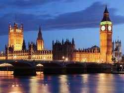 Fotografía nocturna de las Casas del Parlamento de Londres