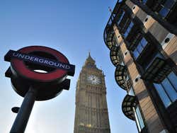 Entrada del metro de Londres junto al Big Ben