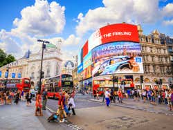 Día soleado en la plaza Picadilly Circus