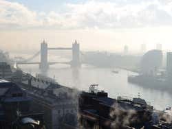 Vistas de Londres desde The Monument, con Tower Bridge de fondo