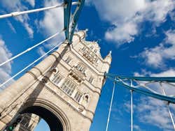 Detalle de una de las torres de Tower Bridge en Londres