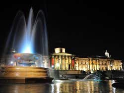 Vista nocturna de Trafalgar Square y National Gallery de Londres