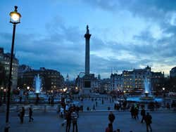 Trafalgar Square al anochecer