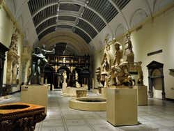 Sala de escultura en el Victoria and Albert Museum de Londres